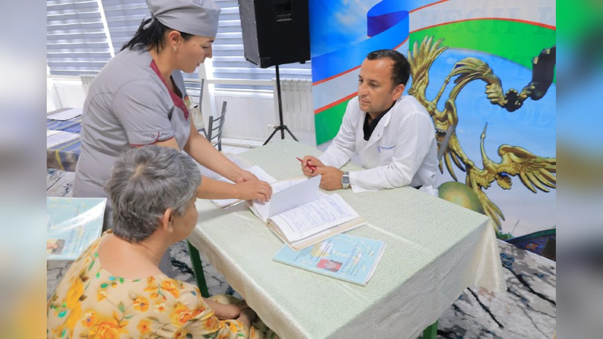 Shifokor va markaz xodimlari tibbiy ko‘rik yakunlarini muhokama qilmoqda