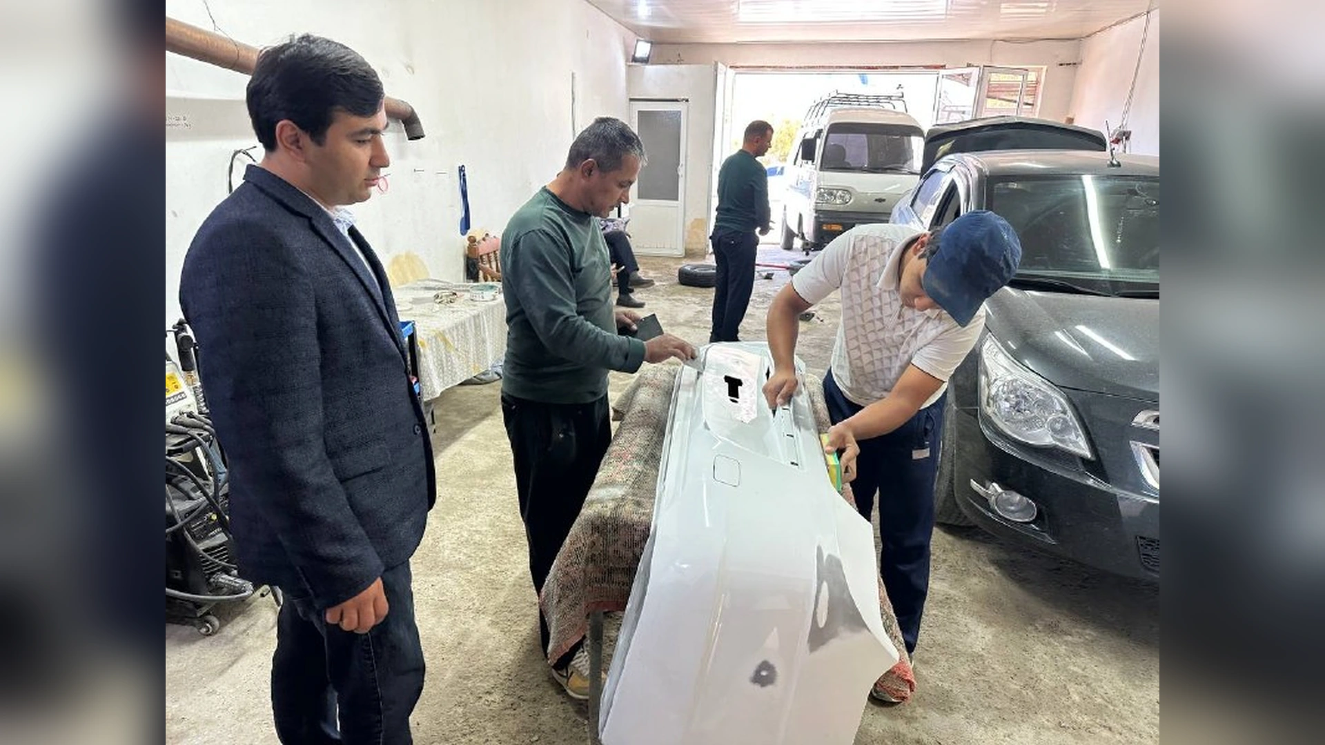 Hamid Olimjon mahallasidagi avtomobillarni ta’mirlash ustaxonasi
